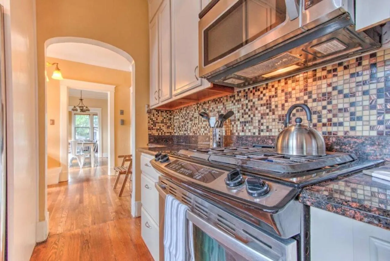 Beautiful Bungalow Stones Throw From Cooper Young location