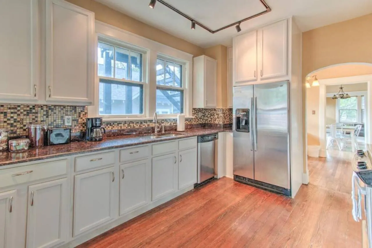 Beautiful Bungalow Stones Throw From Cooper Young Memphis